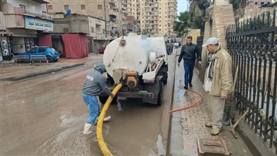 انتشار مكثف للمعدات وفرق الطوارئ لرفع تجمعات مياه الأمطار بالبحيرة