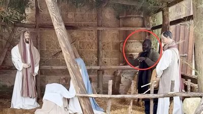 محاولة هروب غريبة.. مهاجر هارب بإيطاليا يختبئ في مشهد ميلاد المسيح 