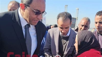 طلباتك أوامر.. محافظ قنا يستجيب لطلب سيدة على كورنيش النيل: حاضر هاتي ورقك