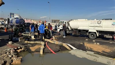 إعادة فتح شارع التسعين الجنوبي بالقاهرة الجديدة بعد السيطرة على كسر خط صرف صحي رئيسي