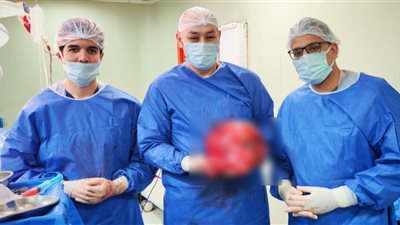 محافظ بني سويف يشيد بجهود فريق طبي بالتأمين الصحي بعد نجاحه في إجراء جراحة دقيقة لسيدة 