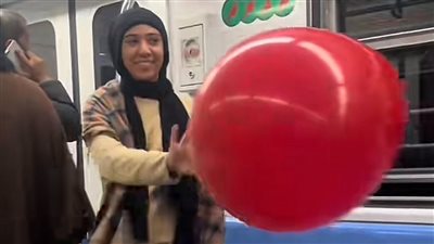 مفيش في حلاوة الشعب المصري.. فيديو لركاب المترو يلعبون ببالونة يتصدر التريند