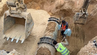 إصلاح كسر خط صرف صحي بشارع التسعين الجنوبي في القاهرة الجديدة