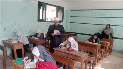 رئيس منطقة القليوبية الأزهرية يتفقد امتحانات النقل الثانوي بمعهد فتيات القناطر الخيرية ويؤكد انتظام اللجان والتصحيح الفوري
