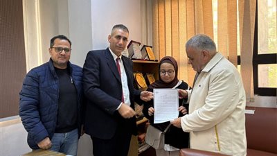 استجابة سريعة من وزارة العمل.. تسليم عقد عمل لسيدة بالمحلة الكبرى