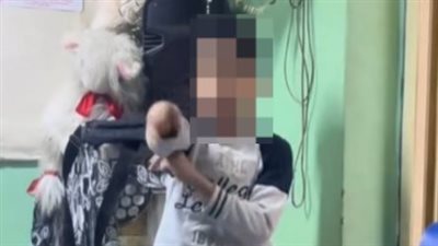 بـ ألفاظ خادشة للحياء.. فيديو لصغير يثير الجدل ويتصدر الترند بسبب إساءته لشقيقته 