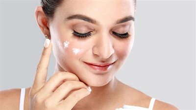 كيفية إزالة المكياج بفعالية.. 5 نصائح لبشرة نظيفة ومتألقة