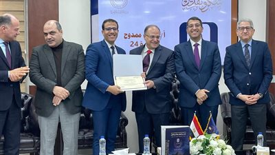 رئيس هيئة الدواء يكرم الزميل محمد ممدوح مسؤول ملف الصحة بالقاهرة 24