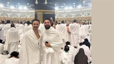 بعد عرض فيلم الملحد.. أحمد حاتم يؤدي مناسك العمرة