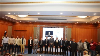 خلال احتفالية تخريج برنامج طاقات ملهمة.. محافظ أسوان يشيد برؤية الرئيس السيسي لتحويل أسوان لأكبر تجمع للطاقة الشمسية