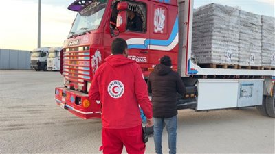 الهلال الأحمر المصري يدفع بحمولة 5.300 مساعدات إنسانية وإمدادات شتوية إلى غزة 