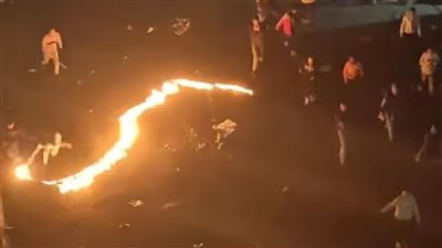 أشعلوا النيران وسط الشارع.. احتفال شباب في ليلة رأس السنة بشارع الجلاء بالإسكندرية يثير الجدل