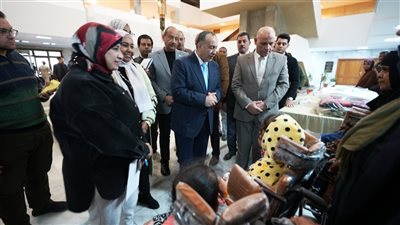 محافظ أسيوط يسلم كراسي متحركة وسماعات طبية للأطفال من ذوي الهمم.. وبطاطين للعمالة غير المنتظمة