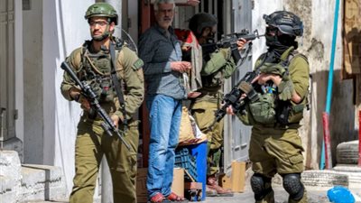 غالبيتهم من الأسرى المحررين.. قوات الاحتلال تعتقل 29 فلسطينيا في رام الله بالضفة الغربية