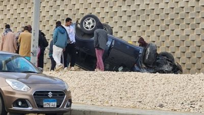 انقلاب سيارة ملاكي أمام مدخل كمبوند بالقاهرة الجديدة