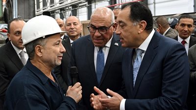 رئيس الوزراء يجري حوارًا وديًا مع العاملين بمصنع سيماف حول خطط التطوير الجديدة