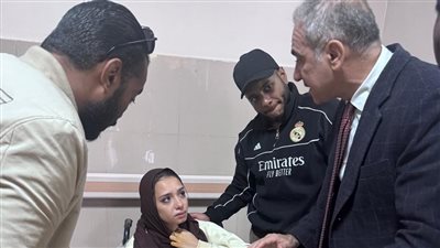 خلال توجههم للامتحانات.. إصابة 3 طلاب إثر حادث سير ورئيس جامعة أسوان يطمئن عليهم