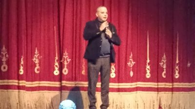 تامر عبد المنعم يحتفل بعيد ميلاد 4 أيتام خلال احتفالية رأس السنة على مسرح البالون