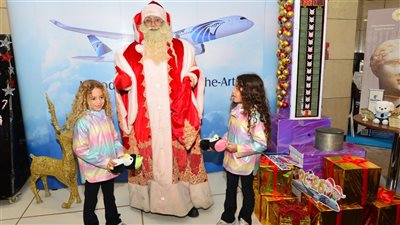 بتخفيضات وهدايا تذكارية.. مصر للطيران تحتفل مع المسافرين في مطار القاهرة بالعام الميلادي الجديد 