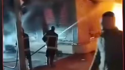 النيران تلتهم كافيه ومحلا تجاريا بمنطقة بلبيس بالشرقية.. والحماية المدنية تحاول السيطرة عليه