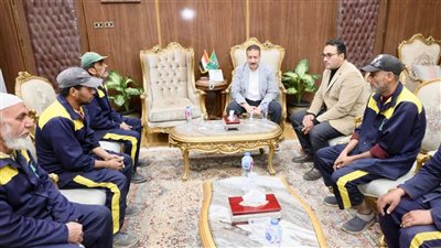 تقديرًا لجهودهم.. محافظ المنوفية يلتقي عددا من عمال النظافة بمكتبه ويقرر صرف مساعدات عينية
