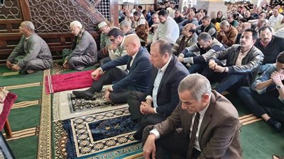 محافظ الأقصر يشارك الأهالي صلاة الجمعة بمسجد سيدي أحمد النجم ويتعهد بتلبية مطالبهم