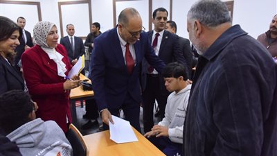 وزير العمل يُسلِّم 20 عقد عمل لذوي الهمم.. ويُطلق ندوة توعوية بشأن قانون العمل الجديد