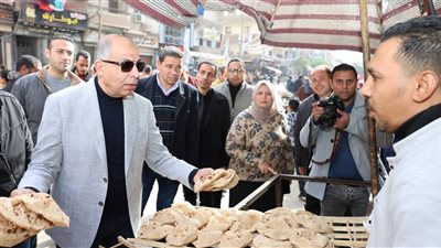 محافظ المنيا يقود حملة تموينية مفاجئة بحي جنوب ويحرر محاضر لمخالفات نقص الوزن والمواصفات الصحية