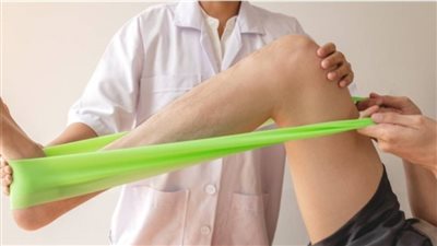 أبرزها احتكاك الغضاريف.. تعرف على أسباب طقطقة الركبة 