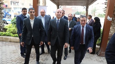 محافظ القاهرة يفتتح معرضًا للحرف التراثية واليدوية بسوق الفسطاط بحي مصر القديمة