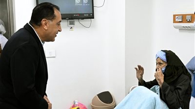 مرضى بالأقصر لـ رئيس الوزراء: «الخدمة الطبية مية مية.. وكل أقسام العلاج عشرة على عشرة»