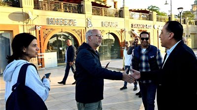 لقاء ودي بين رئيس الوزراء وسائح وابنته على كورنيش الأقصر    