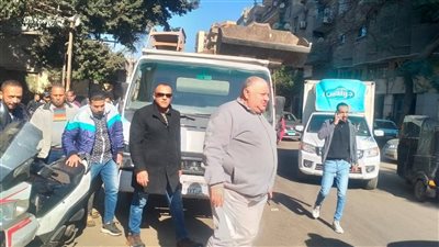 رئيس حي الساحل يغلق محلًا مخالفًا لقطع غيار النقل الثقيل بشارع جسر البحر | صور