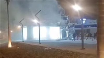 اشتعال النيران داخل موقع تحت الإنشاء بجانب محطة بنزين في العاشر من رمضان