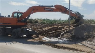 لربط المعالجة الثلاثية بالغابة الشجرية.. رئيس شركة مياه البحر الأحمر يتابع تنفيذ خط طرد 600 مم| صور