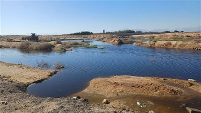 رئيس حي شمال الغردقة يشرف على أعمال السيطرة على تسرب مياه صرف صحي بالطريق الدائري| صور