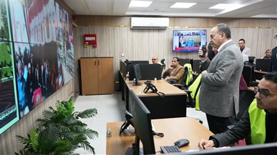 محافظ أسيوط يتابع سير التصويت من مركز سيطرة الشبكة الوطنية بالدوائر الملغاة