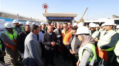ملحمة عظيمة بأيادي المصريين.. كامل الوزير يجري جولة بمشروع الخط الرابع للمترو│ صور
