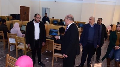 رئيس جامعة سوهاج يتفقد الامتحانات بأكبر مركز للاختبارات الإلكترونية