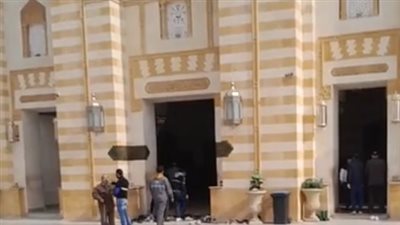 وصول جثمان شقيقة كمال الشناوي مسجد السيدة نفيسة لأداء صلاة الجنازة