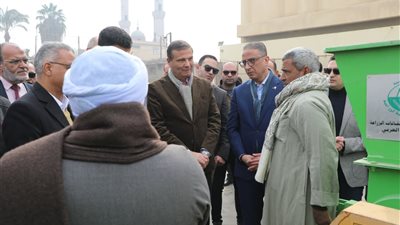 وزير الزراعة ومحافظ الفيوم يوزعان 15 فراطة ذرة على صغار المزارعين بالمحافظة