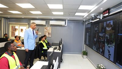 محافظ أسوان يتابع سير الانتخابات من مركز الشبكة الوطنية 