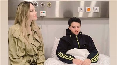 أبكى أنجلينا جولي.. والد الطفل شادي يكشف كواليس لقاء نجله بالفنانة العالمية وسبب مناشدته لها بعلاج والده