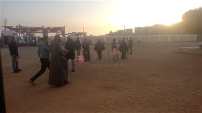 توافد المواطنين على لجنة مدرسة العزيزية بالدائرة الثالثة بالفيوم في الفترة المسائية