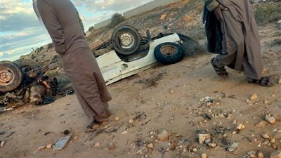 العربية بقت خردة.. مصرع شخصين وإصابة آخر في حادث انقلاب سيارة بمطروح