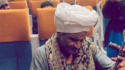 على أنغام المزمار.. عازف صعيدي بأحد القطارات يلفت أنظار الركاب 