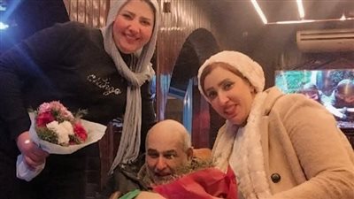 سيدة تشيد بموقف مسن يوزع الورود والحلوى: 8 سنوات من رسم الابتسامة على وجوه الناس