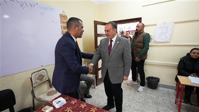 وسط تزايد الإقبال.. محافظ أسيوط يتفقد اللجان الانتخابية في جولة الإعادة