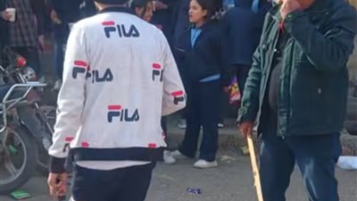 خايف عليهم كأنهم أولاده.. معلم ينظم حركة المرور أمام مدرسة حرصا على الطلاب في قنا | صور