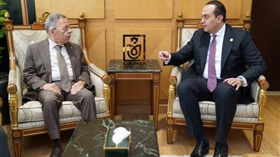 رئيس الرعاية الصحية: مراجعة منظومة التعاقدات وتبادل قواعد البيانات مع نقابة الأطباء